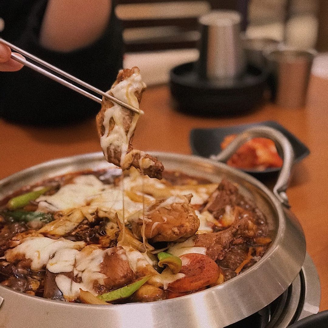 노비오 _민선’s Instagram post: “뒤돌면 배고픈 민선스.. 주체안되뉴🙄
동대문 갈 때마다 시장도느라 바빠서
제대로 된 밥집은 가보지도 못했는데ㅠㅠ
한끼 제대로 먹었던 찜닭스 쫀맛탱구리🍗
내사랑 중국당묜까지.. *.*
#배고파 #흥부찜닭 #또가고싶뉴”
