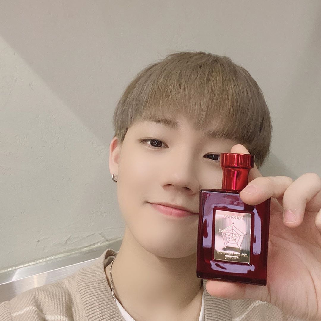 JIM on Instagram: “밤에는 약간 쌀쌀한 요즘 가볍게 뿌리기 좋은 향수😏 씻고나왔을때 뽀송함이 느껴지는 향수. 향기 아주좋음!! . . . . . . . . . . . . . . #포맨트 #forment #포맨트시그니처퍼퓸 #포맨트향수 #포맨트코튼허그 #포맨트코튼키스…”