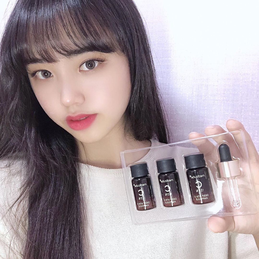 𝕛u⃣𝖊ʉ𝓷 on Instagram: “. . ❄️[메디큐브] 딥 비타C 앰플❄️ . . 순수 비타민C 성분이 13.5%로 함유된 저자극 워터베이스여서 피부가 민감한 분들도 걱정없이 쓸 수 있어요☺️ 피부에 잘 흡수되고 가볍게 발려서 좋았어요!  또 사용 후 피부도 탄력있고 부드러워지고…”