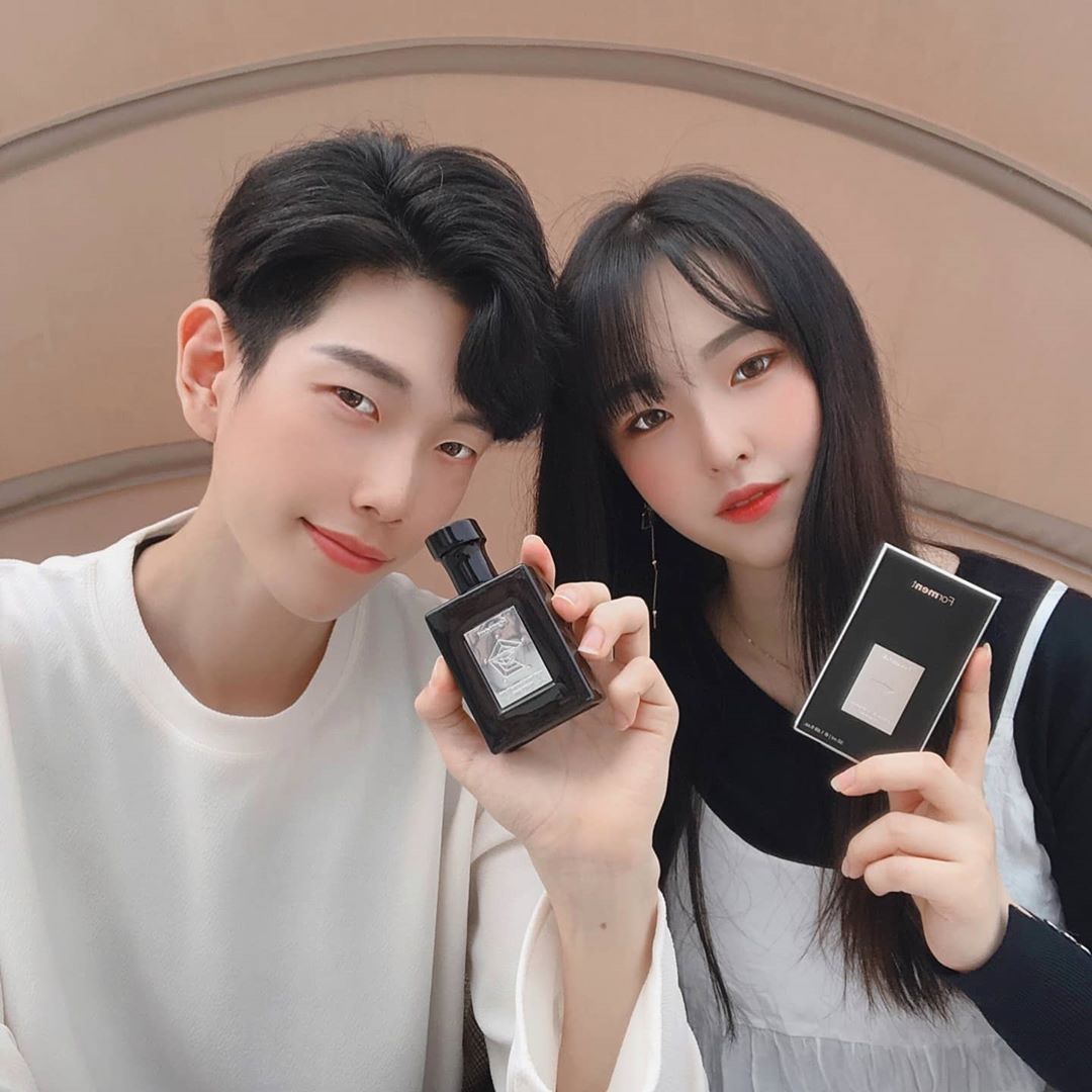 이도경 on Instagram: “내가 맡고싶은 향 남자친구한테 선물하기🥰 SNS에서 눈여겨 보다가 여성들이 선호하는 향이라길래 사줬는데 향이 너무 좋아서 걱정이네ㅠ 코튼향에 머스크향이 섞인거라 은은하고 자극적이지 않음👍 진심 손목에 코박고 향 맡는중ㅎ 앞으로 나 만날때만 뿌리고…”