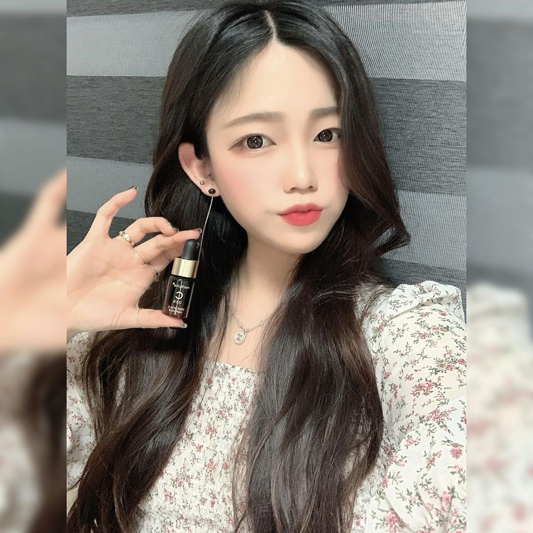 ᴴᵞᴱᴼᴺᴶᴵ ❷❾’s Instagram post: “점점 더워지는 날씨에 매일 마스크도 끼다보니 트러블도 올라오구,,, 미백앰플 뭘 써볼까나 했는데, 귀염뽀짝한 친구가 내게루…”