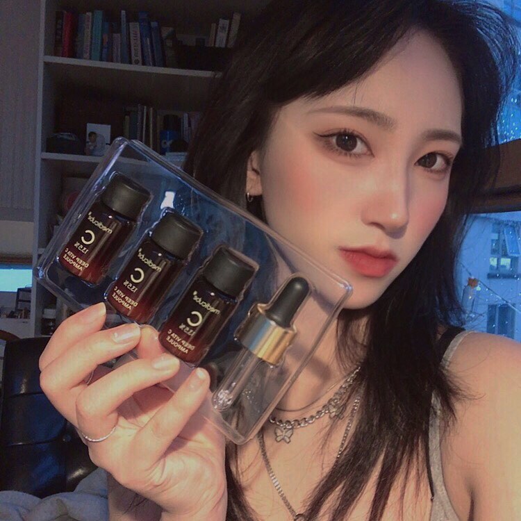 최예원 on Instagram: “평소에 여드름 색소침척 잡티 때문에 레이저 치료도 받아보고 다른 색소 침착에 좋은 제품 다 써봤는데, 메디큐브 비타 C…”