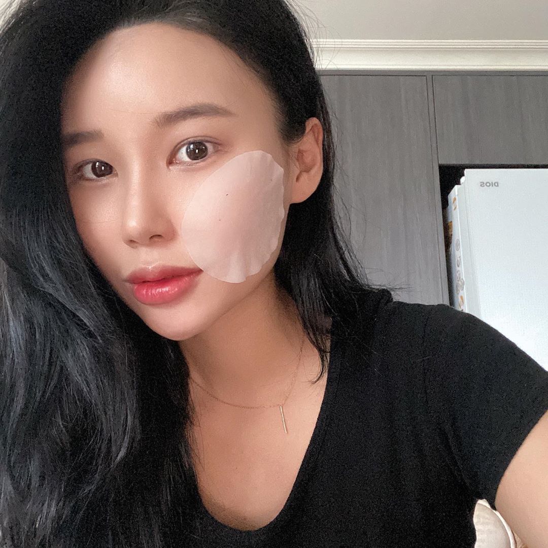 Hyerin on Instagram: “목화씨까지 그대로 있는 순면목화솜패드! 토너도 엄청 넉넉히 들어가있구 8cm 넉넉한 사이즈로 두개붙이구있음 팩보다…”