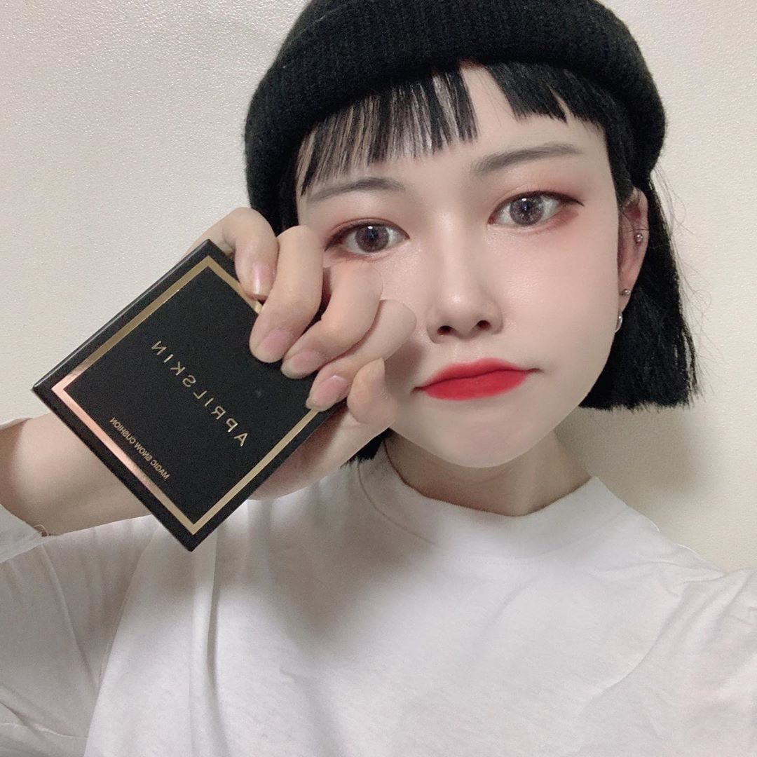 이경민 on Instagram: “에이프릴스킨 매직스노우쿠션 3.0 자외선 차단, 미백, 주름개선 17호, 21호, 22호, 23호 - 제가 사용한 홋수는 21호(라이트베이지)에요! 촉촉한 제형임을 감안해서 번들거림를 잡아주는 퍼프 재질이 마음에 들었어요.. 역시 에이프릴스킨ㅜ,,…”