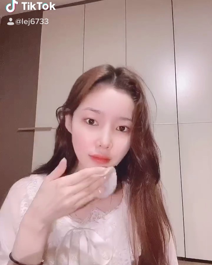 임은정林恩廷🌸 on Instagram: “오늘도 건조한 나는 팩한다
자기 전이나 화장 전에 하면 굿굿👍
.
.
.
#웰스킨 #토너패드추천, #수분팩, #닦토, #저자극패드, #스킨패드, #수분패드, #패드추천, #센텔라목화솜토너패드”