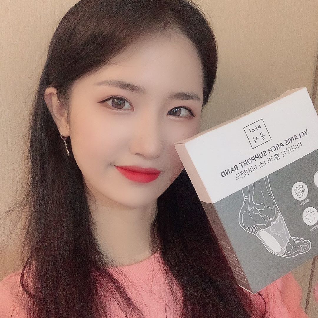 @s._.miiing on Instagram: “🏃🏻‍♀️바디공식 기능성 아치밴드🏃🏻‍♀️ 틀어진 자세때문에 고민이 많았는데 발바닥 아치를 받쳐주기만 해도 바른 걸음으로 걸을 수 있어서 올바른 자세를 유지하게 해 준다는 신기한 물건이댜,,, 발이 땅에 닿을 때 발바닥 아치를 받쳐줘서 발의 피로도…”