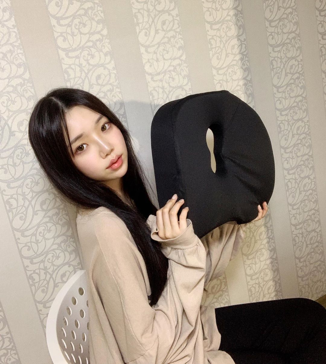 이 아현 on Instagram: “매일 의자에 구부정 하게 앉아있는 날 위한 방석 ❤️ 제 평소 자세가 두 번째 사진 처럼 녹아내린 자세인데, 이 방석만 쓰면 저렇게 앉을래도 앉을 수가 없어요. 저절로 자세를 딱! 잡아주니까요  장시간 앉아서 눌려버린 엉덩이와 혈액순환 문제를 사전에…”