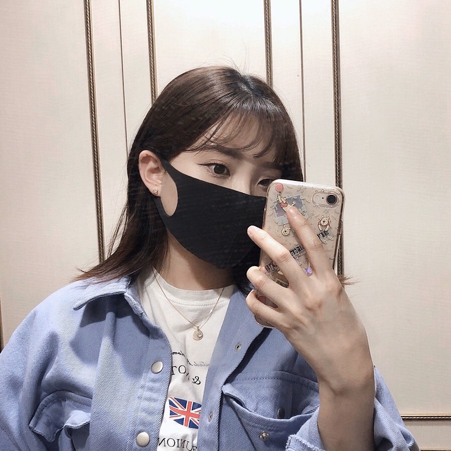 하루종일 일반 일회용 마스크를 착용하면 
귀가 땡겨서 너무 아프고 
숨쉬기도 답답해서 힘들었는데 
_
이제품은 부드럽게 잘 늘어나서 당김이없어서 오랜시간 착용해도 편해요 🤭
_
자외선 차단도 되서 가볍게 산책 나갈때나 선크림을 안바르고 잠깐 나갈때 사용해도 맘이편해요👏👏
_
그리고 메이크업 위에 착용했다가 벗어도 화장 지워짐 없이 유지 되고 세탁 해서 재사용이 가능해서 엄청 유용해요 ☺️👍 _
_
_
_
_
_

#여름마스크 #운동마스크 #뷰티마스크 #alldaily #제품제공 #파우더룸 #파우더룸이벤트 #올데일리