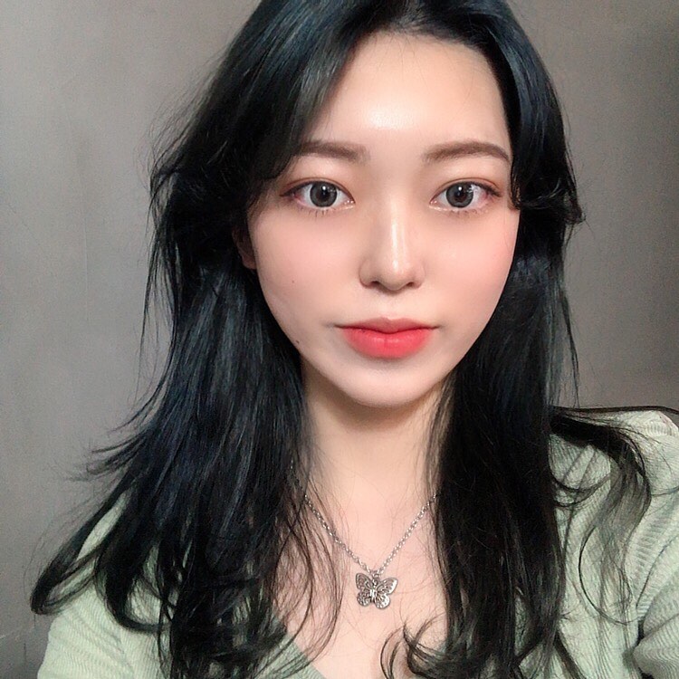 몬트리안나에서 딥블루로 염색해써요💙 너무너무 하고 싶었던 색인데 염색 징짜 잘해주셨어요 ㅎ히 커트도 제 머리에 맞게 꼼꼼하게 해주셔서 만족도👍🏻 평촌, 산본쪽 사시는분은 꼭 방문해보세요 :)