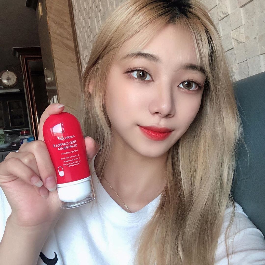 가은 on Instagram: “[레드 캡슐 선크림] 여름을 준비하는 민감한 피부를 위한 선크림💜 ▫️ 수분에센스 80%이상 함유로 백탁없이 가볍게 발리면서 번들거림 없이 산뜻한 마무리감이 좋고 젤