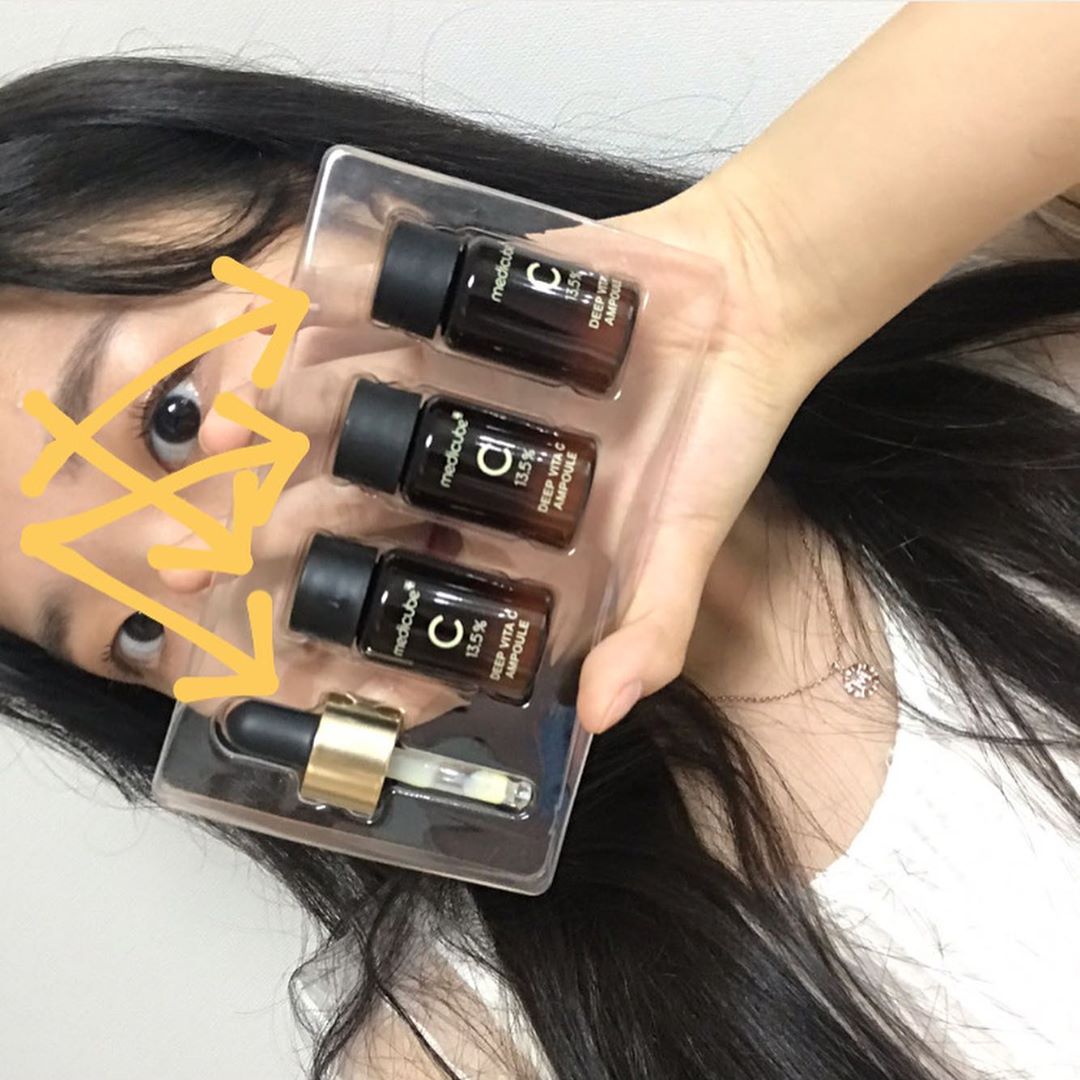 아침부터 화장도 잘먹고 피부 화애지는 🍋딥 비타C 앰플🍋 -딥 비타C앰플은 순수 비타민C 성분이 13.5%로 함유된 저자극 워터베이스 비타민C앰플입니다. -7일 사용 후 기미, 잡티, 피부톤 개선이 인체적용시험으로 입증된 강력한 톤업 앰플입니다. -안정화된 비타민C앰플 사용을 위해 3개의 갈색병으로 소분되어 있습니다. -단상자에 개봉일자를 적어 비타민C앰플도 신선하게 사용할 수 있습니다. [사용 방법] 1. 앰플 상단 캡을 동봉된 스포이드 캡으로 교체합니다. 2. 세안 후 스킨 다음 단계에 발라 두드려 흡수시켜 줍니다. 🔅7일후 개선되는 11가지🔅 1.기미, 잡티 개선 2.기미와 잡티가 올라오기 전에 개선 3.멜라닌 색소량⬇️ 4.피부 밝기 개선 5.트리플톤(칙칙•노란색•얼룩한)개선 6.피부 각질량 감소 7.피부결 개선 8.피부 겉보습 개선 9.피부 속보습 개선 10.피부 탄력 개선 11.안면 리프팅 개선 ❣️이런분들께 추천 드려요❣️ 1.칙칙한 피부톤을 가지고 계신 분 2.얼룩덜룩한 피부를 가지고 계신 분 3.기미•주근깨•잡티가 고민이신 분 4.거칠이진 피부결때문에 고민이신 분 5.맨 얼굴에 자신감이 없으신 분