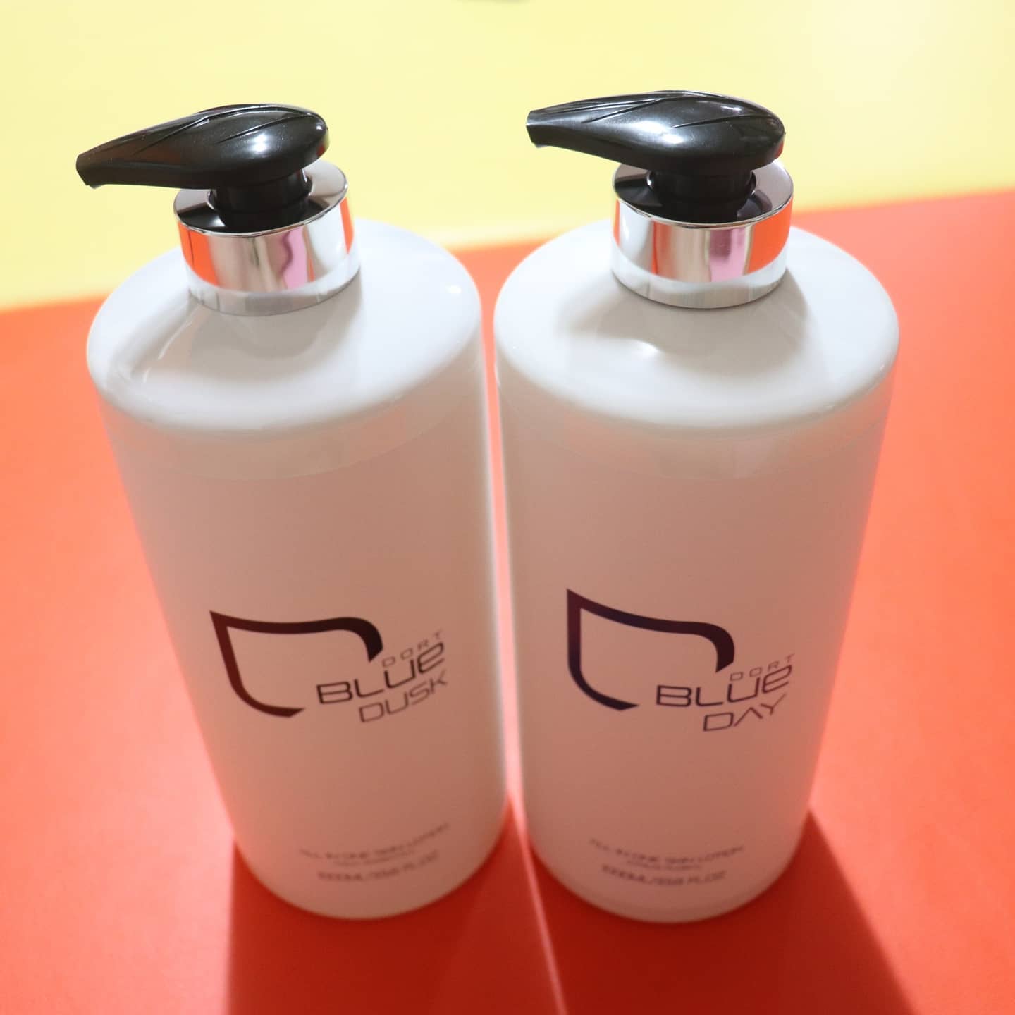 #남성용화장품 #더트블루 #더트블루올인원스킨로션 #1000ml #남자화장품 #남자스킨로션 #남자피부관리법 #남자화장품추천 #남자로션올인원

더트블루 올인원 스킨 로션 남자화장품 1000ml
#남편 #선물 로 #남자스킨로션 찾다 선택했는데
스킨 + 로션 + 에센스 + 퍼퓸을 한번에 정말편하다고 우리남편 너무 좋아하네요
#파라벤(6종) 무첨가 / 무인공색소로 자극은 줄이고 9가지 허브, 과일추출물함유
민감한 피부에도 자극없이 부담없이 사용하기도 좋구요
시트러스 플로럴향
끈적임 없는 고보습의 로션 타입으로 더운여름에도 쓰기 좋은거 같고
보습력과 피부탄력을 한번에
발림성 수분감도 맘에들어 용량만큼 유통기한도 넉넉해
진짜 잘 골랐다 싶어요
#남친선물 #남자스킨 #로션 #남성화장품 알아보시는 분들 추천해드려봐용 ^^