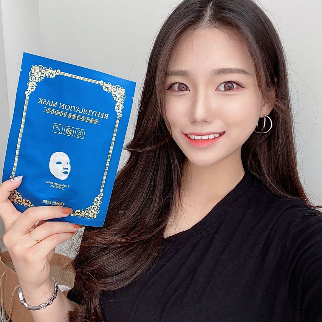 💙 와이비스킨에버 리하드레이션 마스크팩 💙 ~6/30까지 1팩 구매시 5장이 더 ‼️ ✔️수분손실차단 및 충전으로 강력 수분보호막 형성 ✔️손상된 피부각질 회복 & 진정 케어 솔루션 ✔️주름개선 & 영양공급 ✔️파라벤류 무첨가 ✔️피부자극테스트 완료 🌿 7중 히알루론산, 6종 복합 펩타이드, 판테놀(비타민B5), 나이아신아마이드아데노신 함유🌿  이 제품은 이미 국내 유명 피부관리샵과 병원에서도 사용하고 있다고 해요 ‼️ 속부터 촉촉해지니 자기 전에 하고 자면 일어나서 물광피부를 직접 체험할 수 있었어요 💧 저가 마스크팩과는 달리 사용시 차이점을 확실히 느낄 수 있더라고요 👍🏻 정돈된 피부결로 화장밀림도 줄어들어 좋았어요 💖 ❤️제품 구매는 링크 참조 https://smartstore.naver.com/yb_skinever/products/4918469724❤️