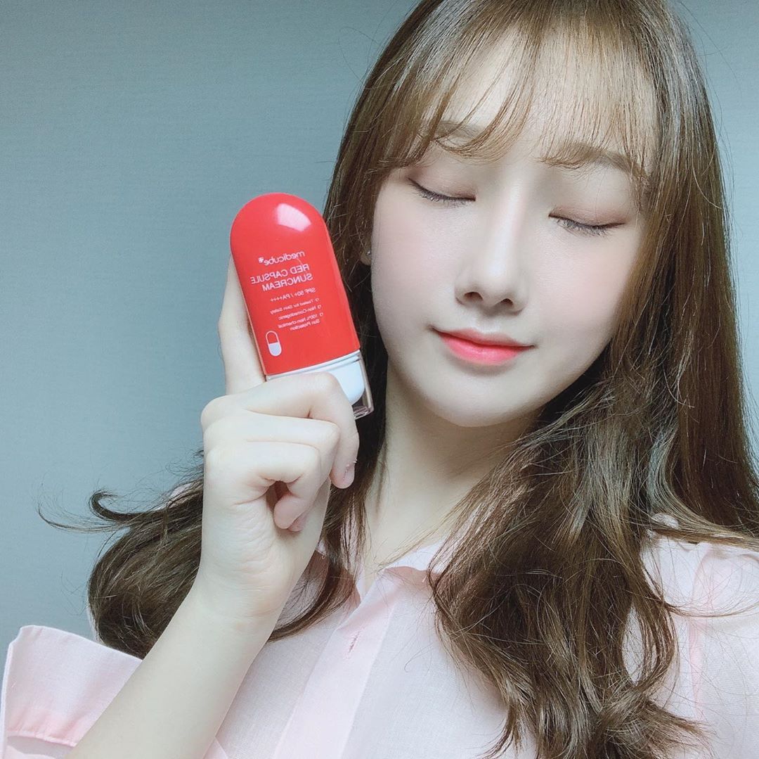 진아현 on Instagram: “메디큐브 레드 캡슐 선크림💊☀️ 민감 피부를 위한 자극 전혀 없는 무기자차 선크림!! 한동안 선크림 무겁고 답답하고 끈적거려서 안발랐는데.. 여름은 오