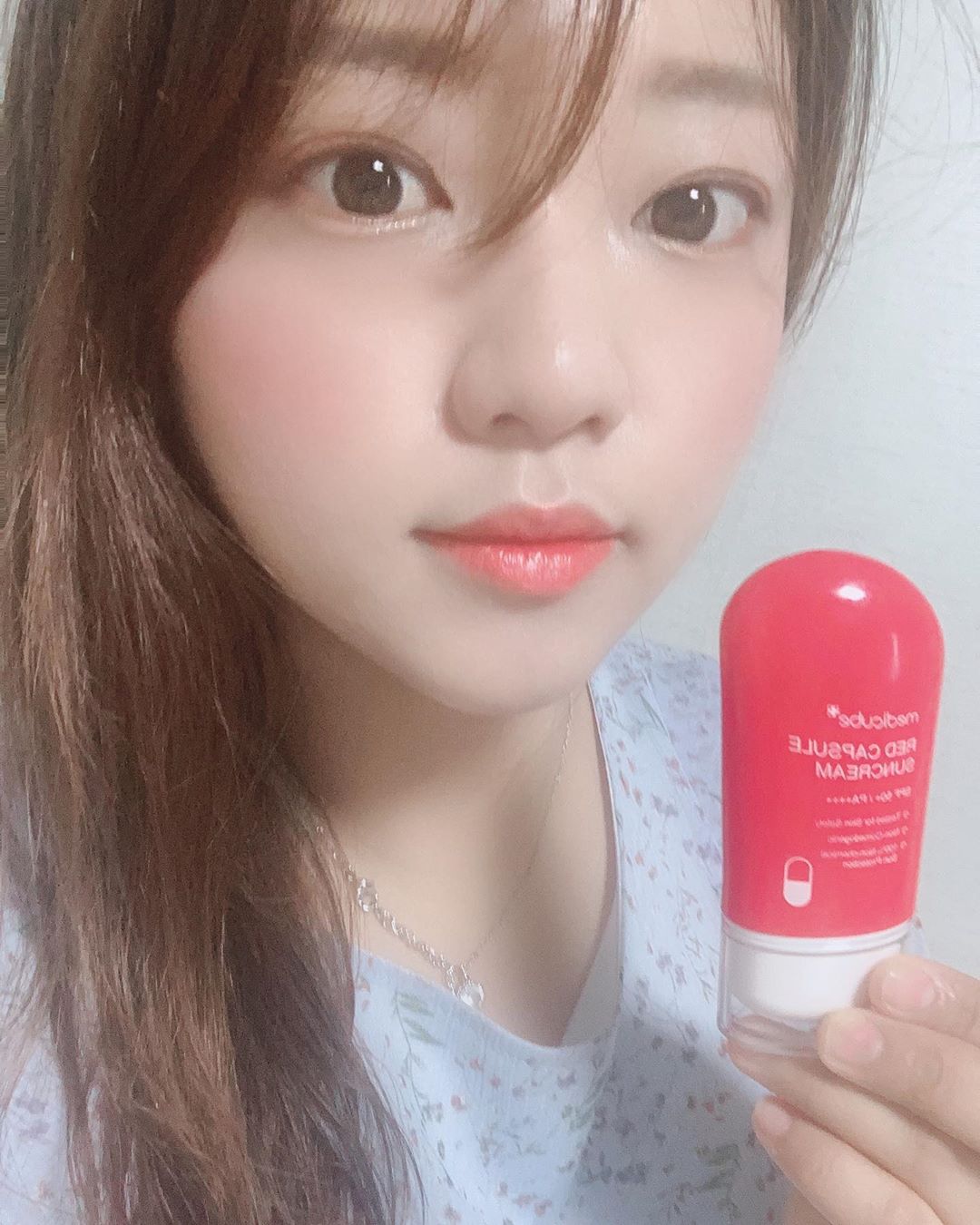꽃민지 on Instagram: “끈적임 없이 촉촉해서 여름에 쓰기 좋은 선크림😙 #메디큐브 #medicube #레드캡슐선크림 #캡슐선크림 #민감피부선크림 #논나노선크림 #백탁없는선크림 #저자극선크림 #무