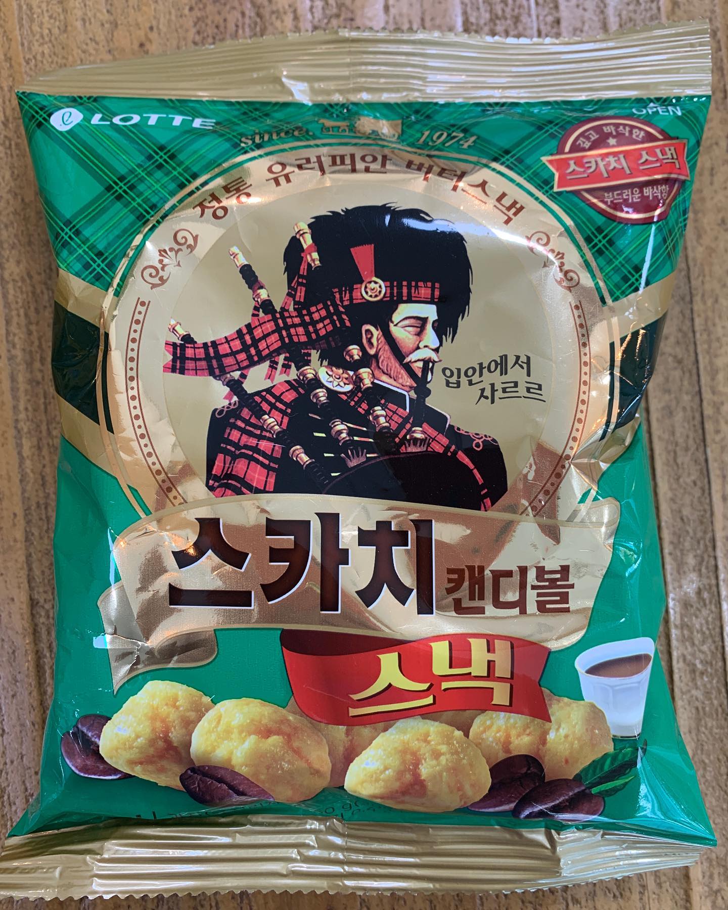 스카치 캔디볼 스낵 
신기한 맛 
달콤한 맛 
궁금한 사람 손🖐

#스카치#캔디볼#스카치캔디볼#스낵#롯데#lotte