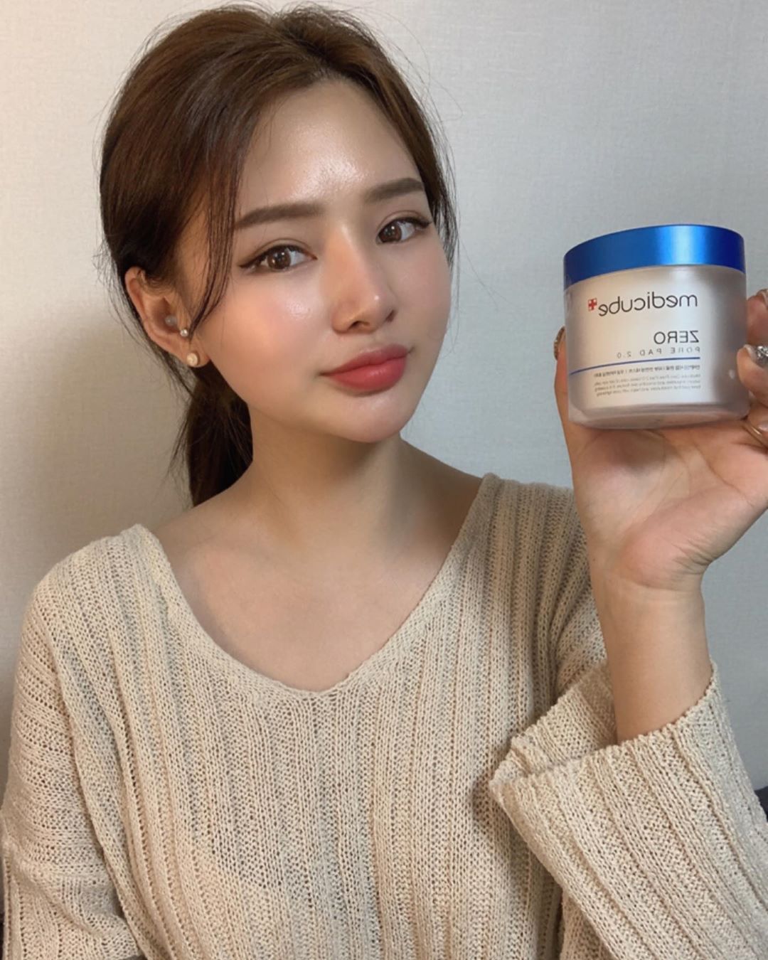 두리 on Instagram: “⠀ 메디큐브 제로 모공패드💙 ⠀ 더 강력해진 모공 타이트닝효과로 업그레이드된 제로모공패드! 11가지 인체적용시험 결과로 2주 사용으로 모공타이트닝 효과부터 피지