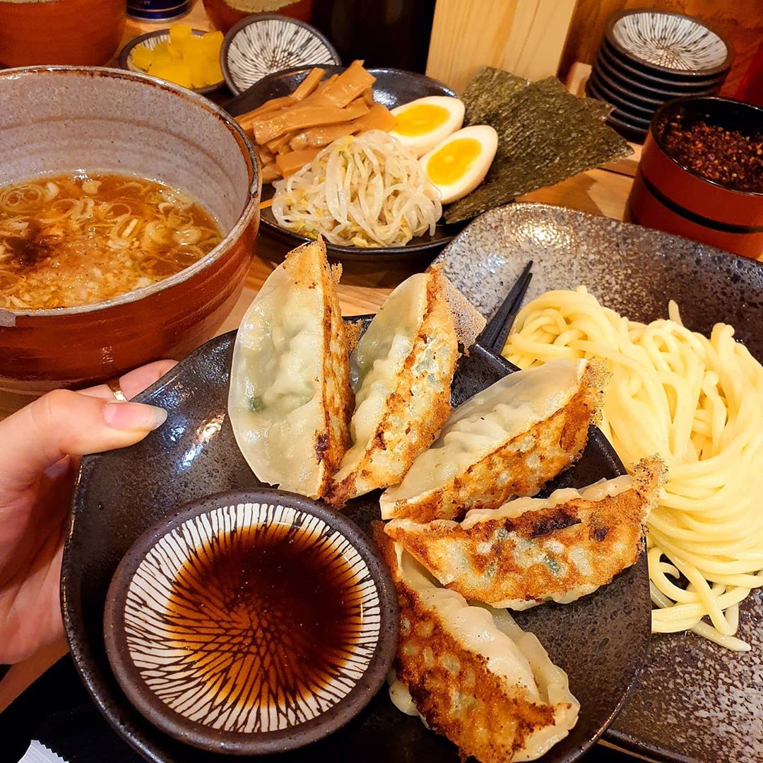 BlackLUNA / JUHEE 🌗 on Instagram: “. 홍대 맛집 츠케멘전문점 🍜츠케루🍜 . . 색다른 일본 라멘을 찾는 나에게 정착 라멘집이 발견되었다용~💕 홍대 입구에 위치한 존맛탱 츠케멘 맛집 👉사이