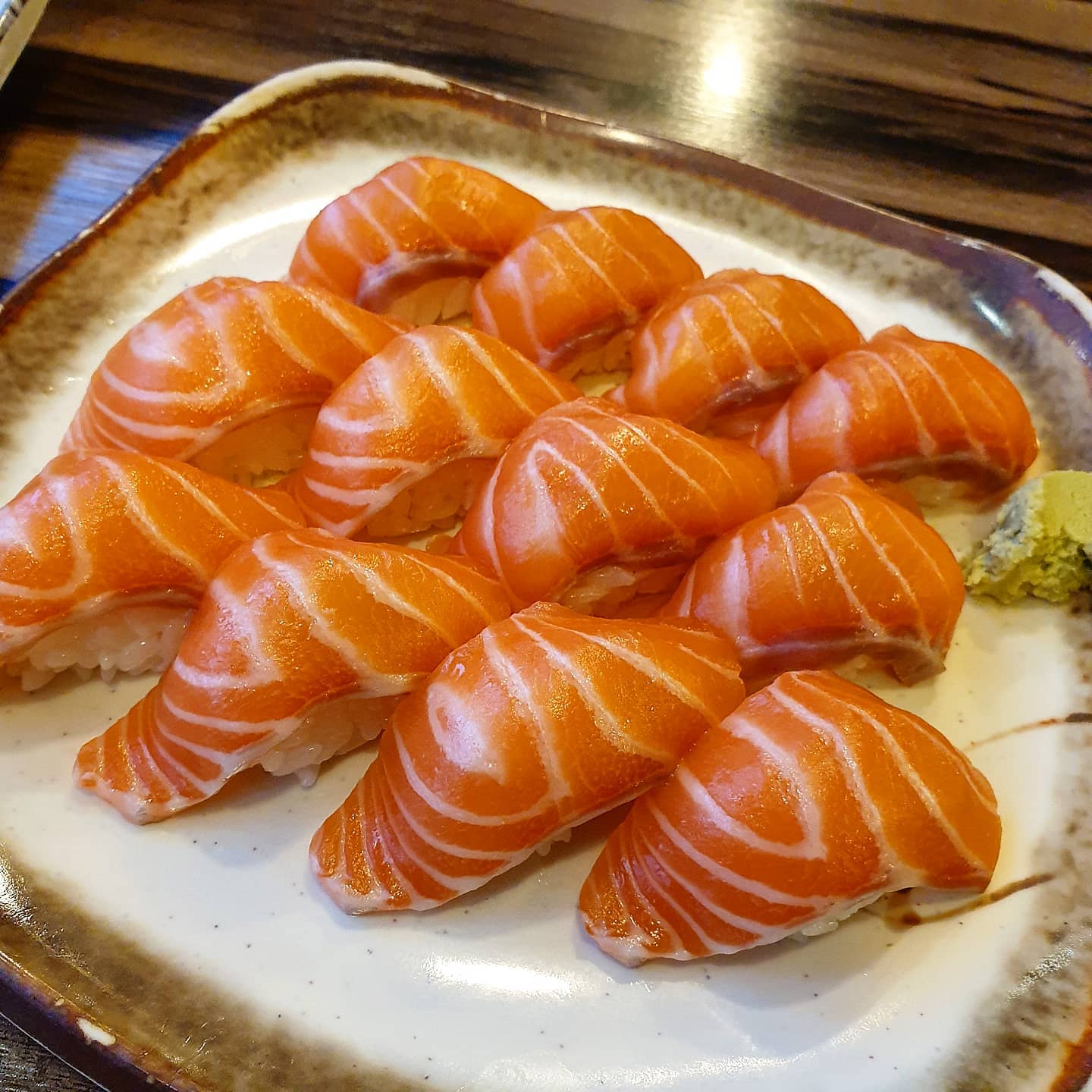 #zzuyum_홍대
#홍대맛집 #여우골
.
이거 내 생일푸드였는데ㅎㅎㅎ 벌써 5개월 전..
여기 추천받아서 간거였는데 가성비 좋고 맛있었음👍👍
근데 두번째사진 가운데... 이상한이름의 특별히 하나만있던 초밥은 진짜 쌉구렸어 내장 퍼먹으면 비슷한 맛 날듯 엄청 비리고 그 비린맛이 넘 오래감ㅠㅠ
그치만 연어랑 다른건 맛있었다🤗