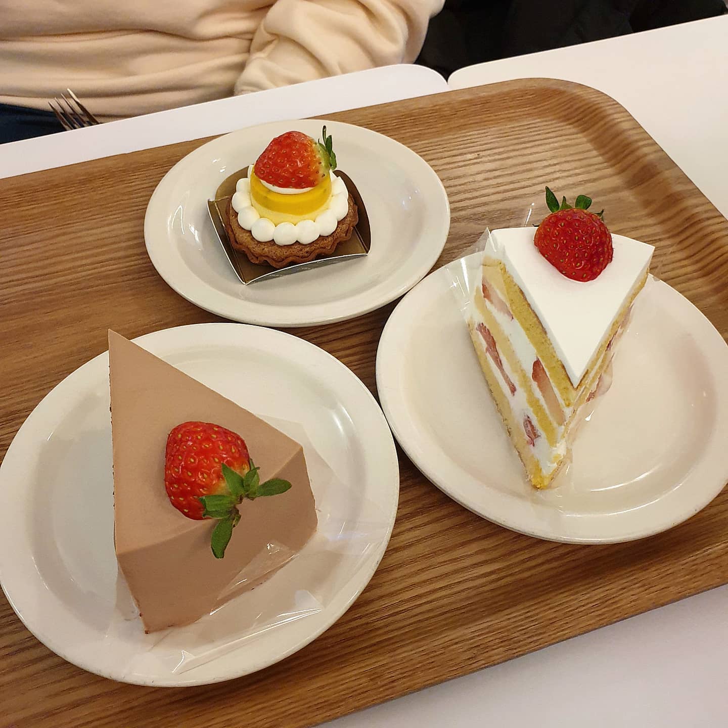 #zzuyum_홍대
#홍대카페 #피오니
.
진짜 한 2년 전부터 너무 유명해서 가야지가야지 하다가 이제야 가봤다!
딸기케이크가 유명한 피오니ㅎ
딸기타르트, 초코딸기바나나, 생크림딸기 세 종류 다 맛있었당👍👍👍
누굴 데려가도 실패는 없을 것 같은 정도ㅎㅎㅎ