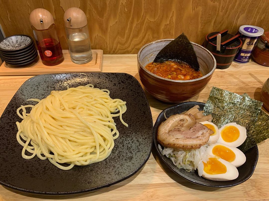 휘머쿠빵(한수빈) on Instagram: “#야식이땡기는시간 맛집 리뷰🎶 간만에 홍대에 #맛있는 #라멘집 을 다녀왔어요〰️ (카라츠 : 매운) #츠케멘 과 #쇼유라멘, #마제소바