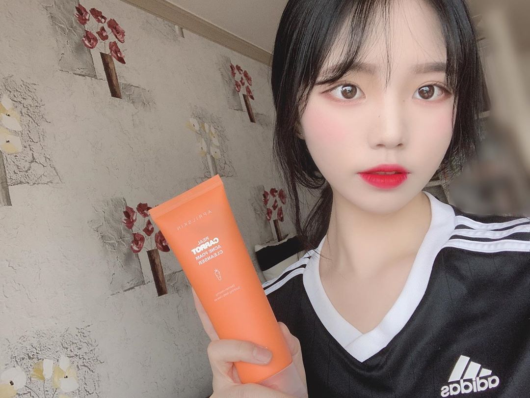 @927s2 on Instagram: “겟잇뷰티 뷰라벨 1위 폼 클렌저 #리얼캐롯아크네폼클렌저 피지로 인해 생성된 노폐물은 제거해주고, 피부결은 매끈하고 부드럽게 만들어주는 당김 없는 순한 당근 폼 클