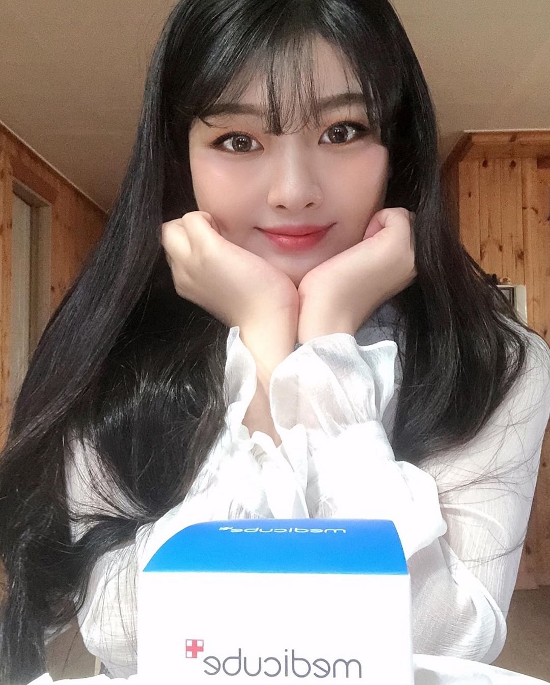 권 혜 령 (Yunabi) on Instagram: “#메디큐브 #제로모공패드 #모공챌린지 🧏🏻‍♀️ ⠀ #2.0 이 더 강력해진 #모공타이트닝 효과로 업그레이드되서 돌아왔어요 :) ⠀ 11가지 인체적용