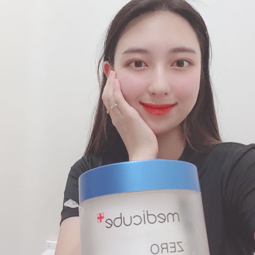 예진’s Instagram profile post: “아악 나무 좋아서 여섯통째 쓰고있는 제로모공패드 친구들이 항상 화장 안해도 예쁘다공 절대 안해주지만 피부는 젛다고들^^ 많이 해주는데 이친구가 많