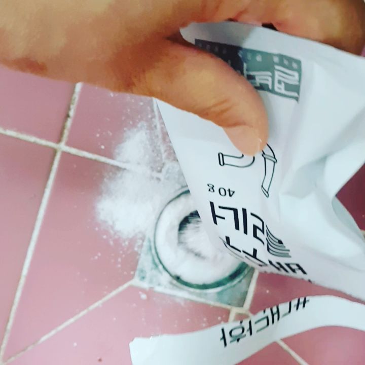 디자이너삐삐 on Instagram: “배수구냄새와 나방파리야 이젠 정말 안녕 뿌리고 따뜻한물만 부워주니 거품이 보글 보글 내속도 시원 후련하네 구옥이라 정말 장마철되면 더 심해지고 막히기도
