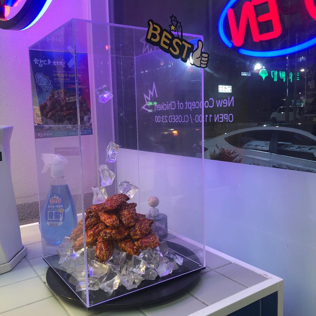🙄 on Instagram: “치킨은 항상 뜨거운 것만 생각해왓는데 차가운 치킨이 있다해서 치킨러버로써 실물영접 하고 왔습니다!!! 항상 더운데도 10~20분 기다리고 치킨을 포장해왔는데 여긴 냉장고