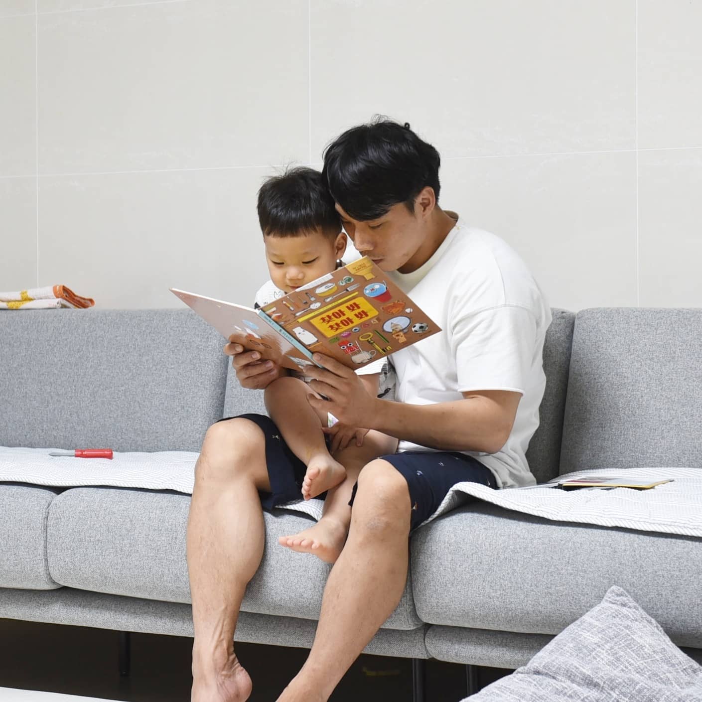 하랑이가 말이 늦는게 우리가 책을 넘 안읽어줘서 그런가 싶어 관심을 가지게 된 #책육아
.
첫시작은 #키즈스콜레
아빠와 함께 책도 읽고 교구활동도 하고
관심있어하는 모습을 보니
진작에 시작했어야했나 싶공 +_+
.
특히 관심을 가진 책은 #생활도구
엄마가 사용 하는 주방 도구, 욕실도구
아빠가 사용하는 연장, 세탁기, 냉장고 주위 모든 생활도구가 들어있으니
호기심 많은 하랑이의 시선집중!!
.
키즈스콜레가 궁금하다면 부산연제라운지 
평생교육디자이너 박문숙 charlotte.1984 에게로 문의주세요 :)
.
.
#키즈스콜레연제라운지#키즈스콜레부산연제
#성장일기#백일독서#독후활동#그물독서#일프로리딩법#일프로독서법
#스텝스#메이크마이스토리#사이언스메이커 #생후28개월 #28개월 #육아스타그램 #육아일상