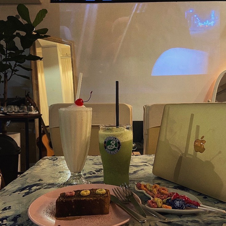 #출몰지역 #아지트 #1 #cafe #아늑함
.
.
.
#홍대 #신촌 #연남 #근처 #어딘가 #아지트1 #푹 #빠짐 
#거의 #맨날 #일하러 #가는듯 #단골 #출석도장
#카페 #이름은 #비밀 #아무도 #오지마 #인스타 #감성 #저격