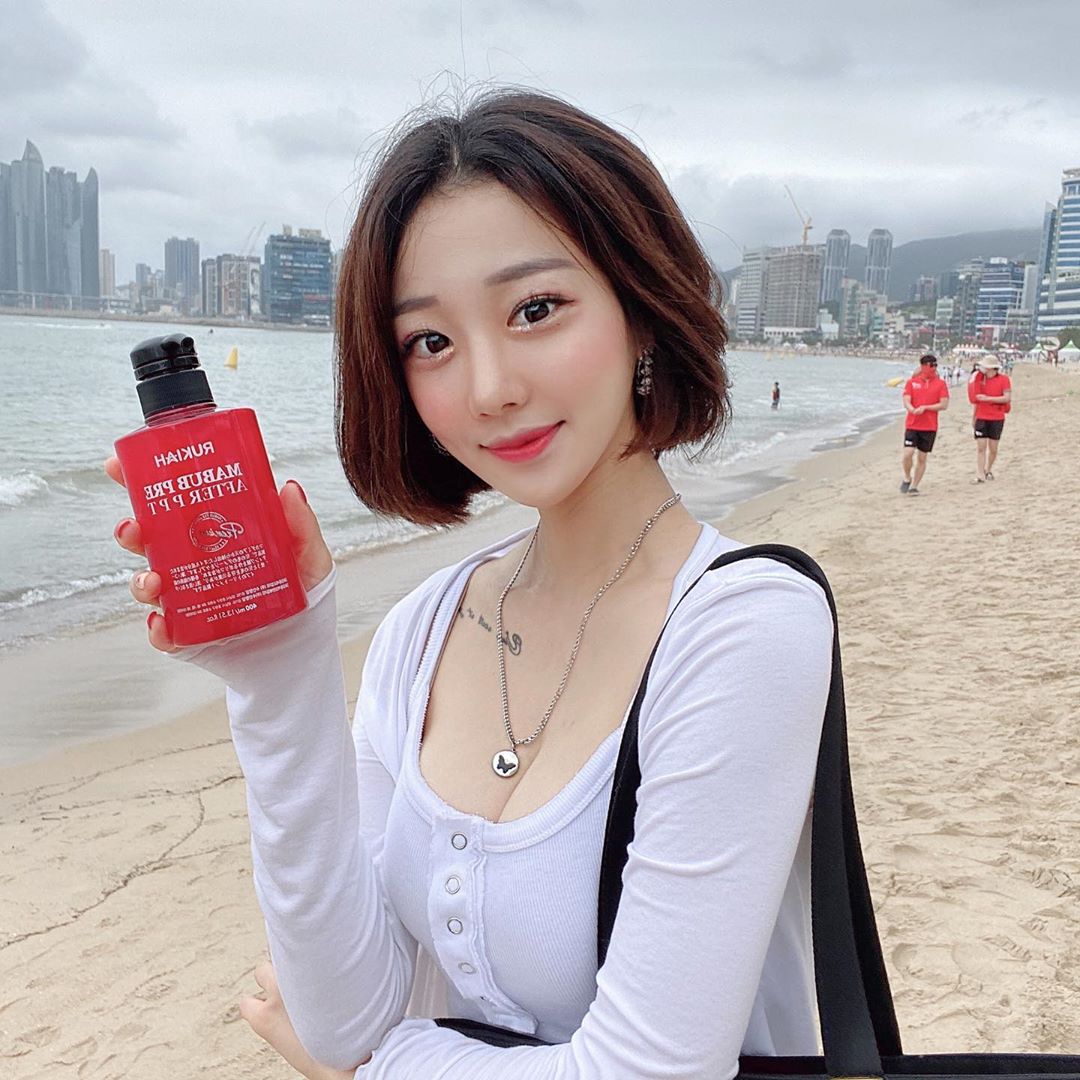 이 은 on Instagram: “헹구지 않는 트리트먼트로 초간단 셀프 클리닉 🧖🏻‍♀️ 모발 깊숙히 단백질 코팅을 해줘 탄력을 주며 헤어샵에서 사용되는 제품이에요 🧴 자연건조,헹구지