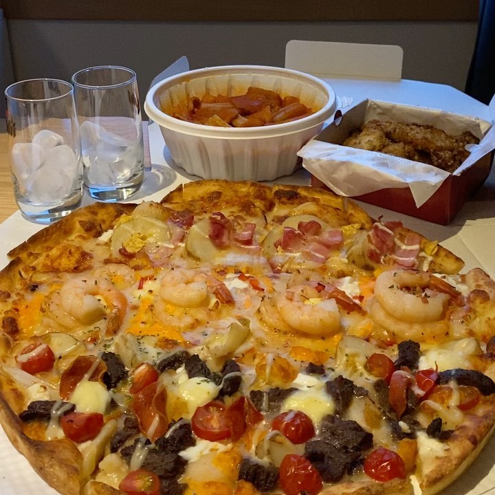 노는게제일조아🎶 on Instagram: “비 오는 날은 피자지🍕 사진찍느라 식고 먹었는데도 맛있어서 먹다ᄀ