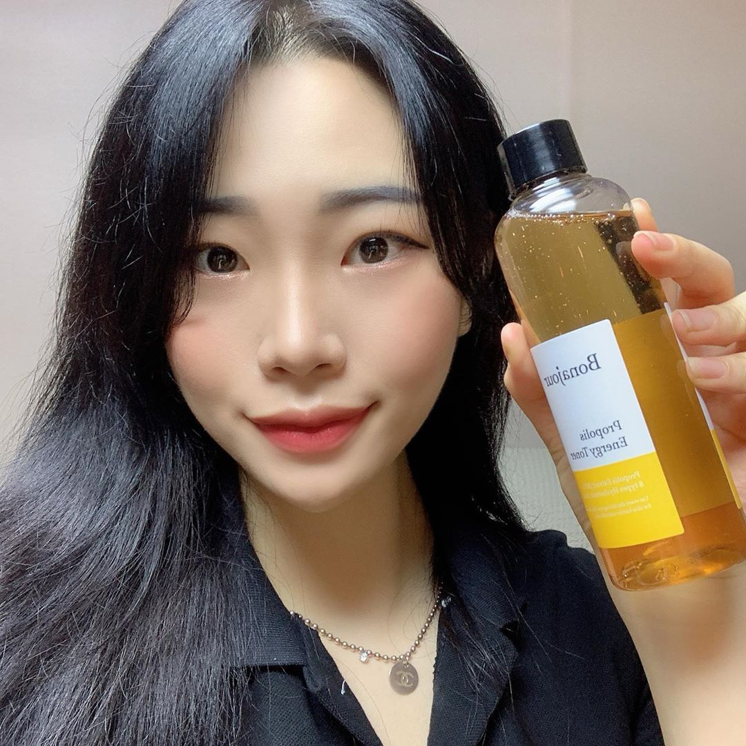 89 Likes, 26 Comments - hyesuda (@sun_water__) on Instagram: “🍯보나쥬르 프로폴리스 에너지 토너🍯 ⠀ 마스크때문에 뒤집어진 피부를 순한토너로 되돌리기❕ ⠀ ⠀ ✔️ 토너 1통에 정제수보다 더 많은 800,000ppm의 고농축 프로폴리스…”