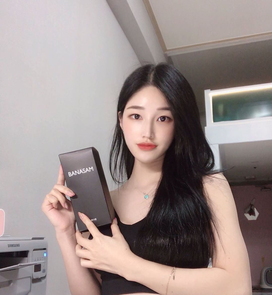 @sooommmm53.3 on Instagram: “바나샘 블랙슈가 자연이 준 샴푸😇 여름이라 두피에 기름도 많아졌고 두피 건강도 안좋아져 써보게 된 바나샘😝 천연성분으로 자극이 적고 청량감이 좋아요💕 -천
