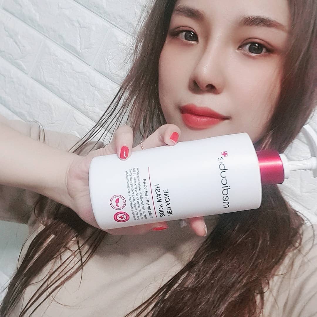 BlackLUNA / JUHEE 🌗 on Instagram: “. 💖메디큐브 레드 아크네 바디워시💖 . . 여드름성 피부 기초라인으로 유명한 레드라인🤘 수많은 테스트와 연구 기간 끝에 탄생한 여드름성 피부 완화 기능