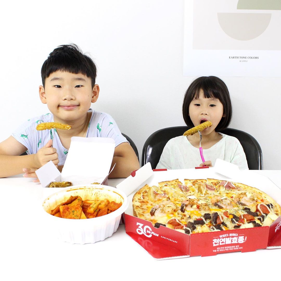 @daily_ribbon shared a photo on Instagram: “. 다들 맛있는 저녁 드셨나요?! 저희집은 오늘 #미스터피자 🍕함께 푸짐한 식탁이 되었어요~ 신제품인 “미스터트리오”+미피떡볶이+크리스피텐더8pcs와