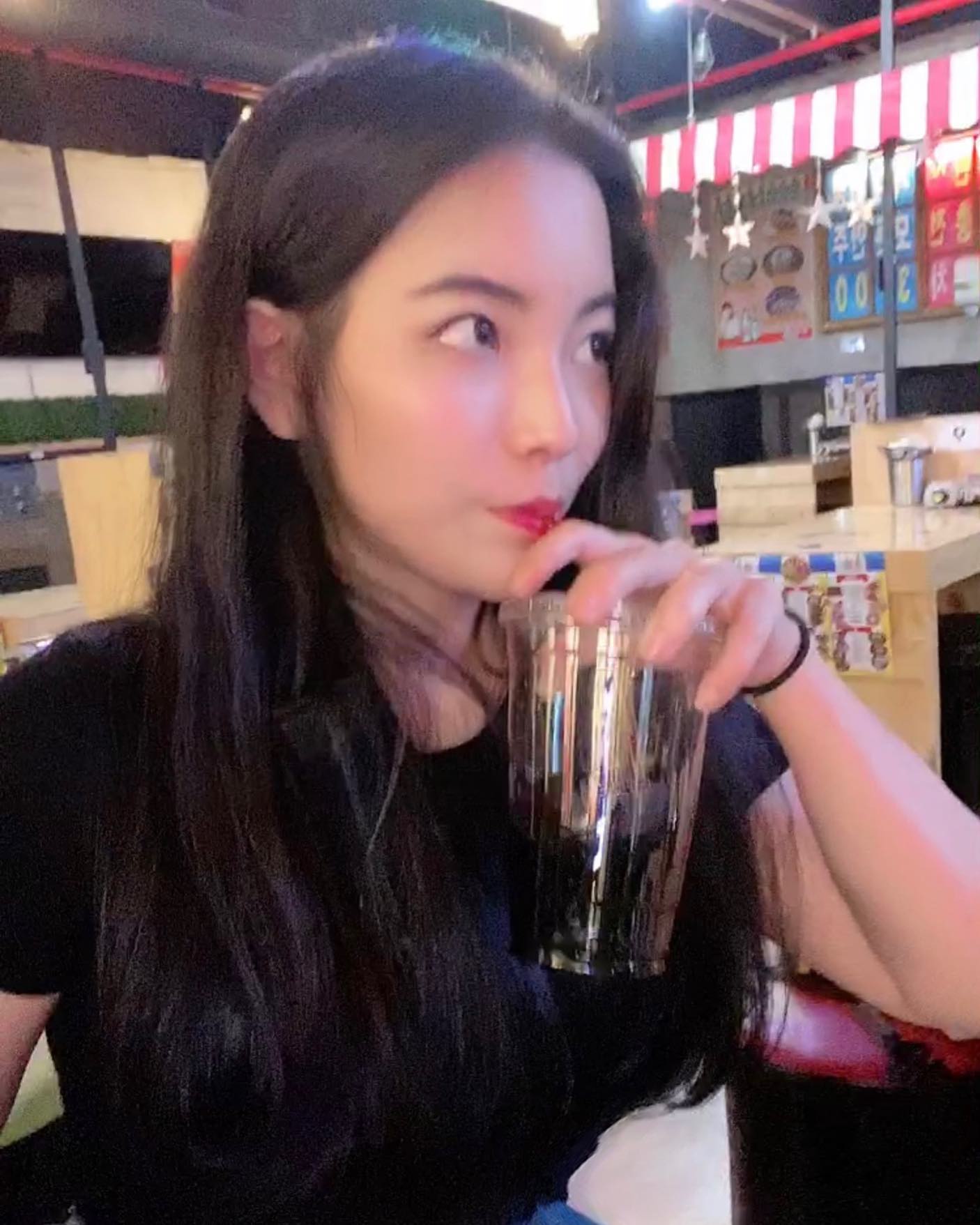 사실 다이어트 안해요..
술 먹을때 체력을 위해 운동합니닷🙄🤭👀
아니 물론 가끔은 하겠지... ㄱㅏ끔...
술 끊고싶은데 가고싶은 술집 너무 많이 생겨쏘...
.
.
.
.
.
#이게바로아가리어터의길 #술스타그램 #휴무 #술스타그램 #운동스타그램 #술을위한운동 #그이상도그이하도아님 #카페인중독 #제품골라주는여자 #화장해주는여자 #메이크업아티스트_민영