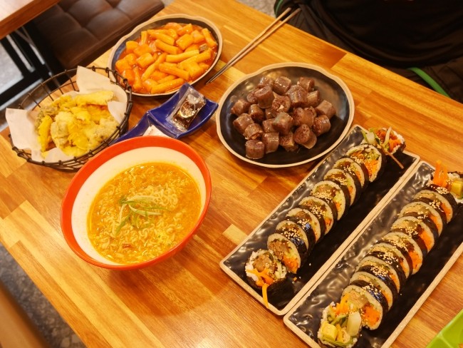 즉석 떡볶이 케이콜라보 김밥에서 맛있게 먹었어요