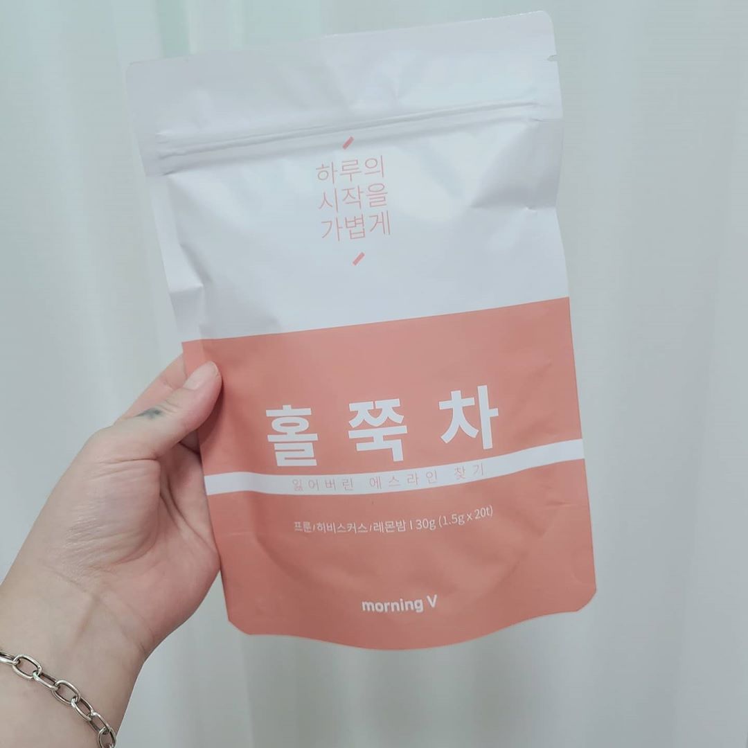 메이크업아티스트 전아리 on Instagram: “아니 진심이야 나 다이어트중이야 물대신#홀쭉차 #모닝브이#홀쭉차#다이어터#다이어트차#히비스커스차#레몬밤차#협찬