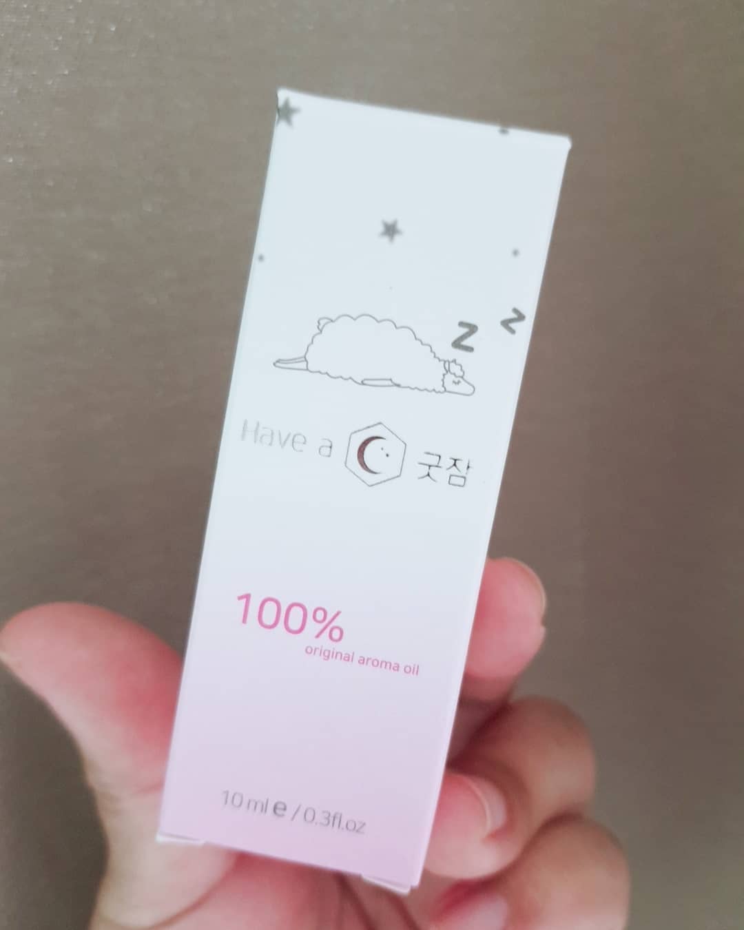 알라네♡ on Instagram: “찬혁이 꿀잠자기 프로젝트 몇일전부터 밤낮도 바뀌고 새벽에 자주 꿈틀거리며 설잠 자기시작해 푹잠 잤으면 좋겠어서 사용하게된 해브어굿잠오일 향이 강할거 같았