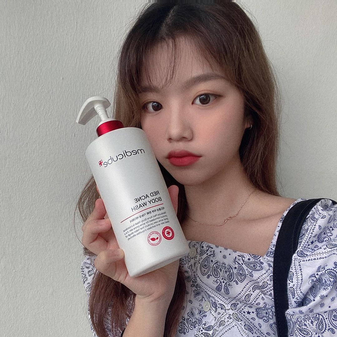 김채영’s Instagram post: “[메디큐브 레드 아크네 바디워시] - 여드름 성 피부 기초라인으로 유명한 레