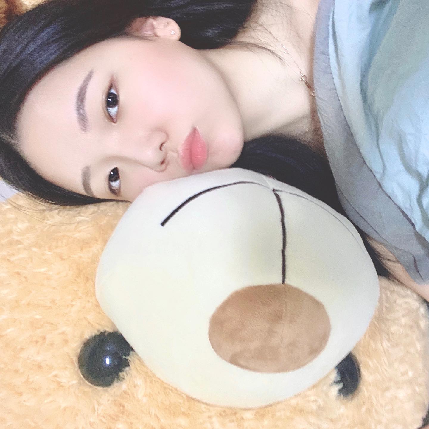 내 동거곰 썬더랑⚡️퀸사이즈 침대 썬더 혼자 누워도 꽉 차는거 빼곤 잘 지내는중😅 덕분에 든든하네 고마워💕 #남자친구
.
.
.
#곰인형 #하남 #셀카 #셀스타그램 #방콕 #집순이 #뒹굴뒹굴 #늦잠