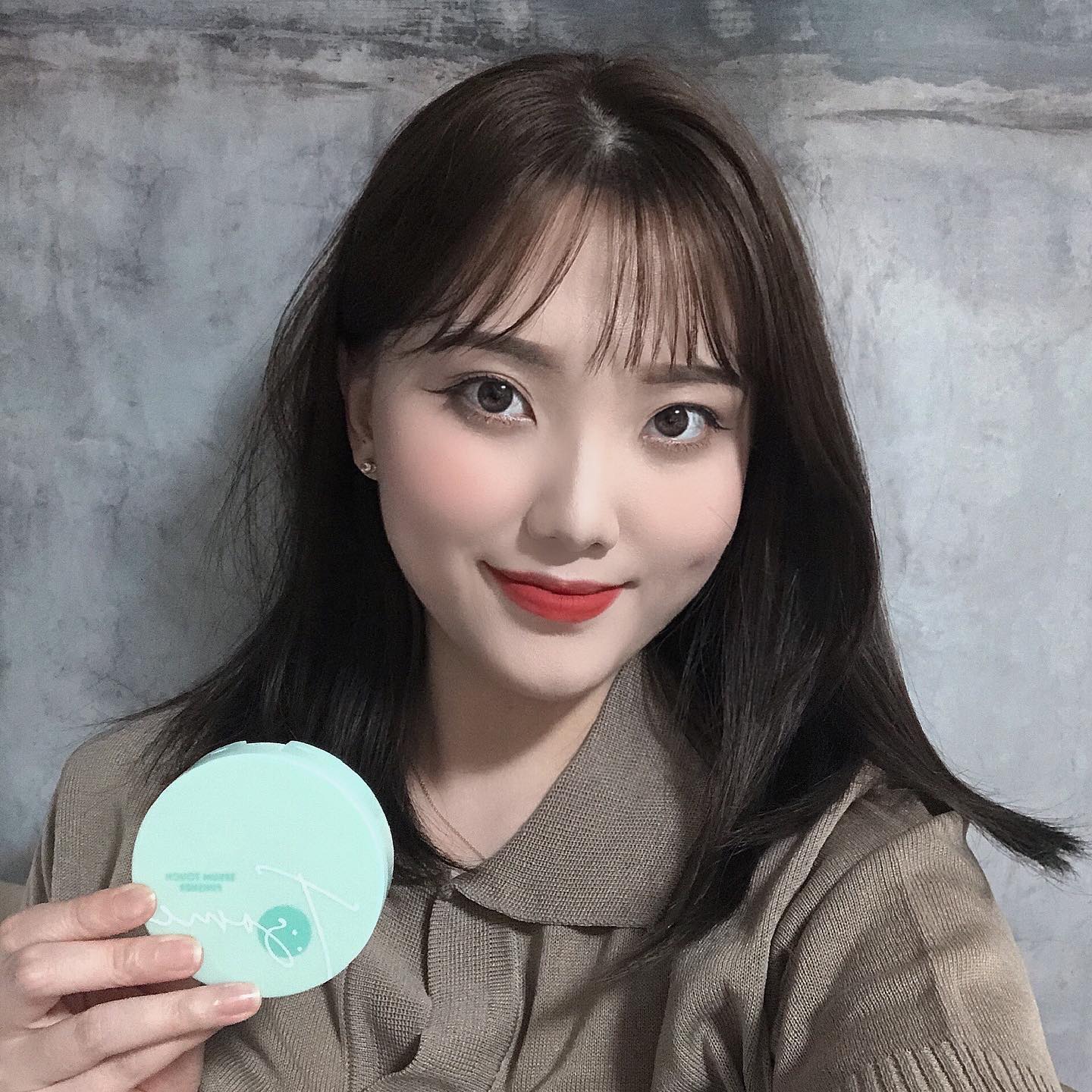 7가지 식물성추출물로 만들어진 저자극 세범팩트에요 🤣
_
극세사모로된 퍼프가 꼼꼼하고 매끄럽게 표현해줘서 
하루종일 메이크업이 다크닝 없이 유지해줘요 👍
_
프라이머 기능도 있어서 피부 모공을 매끄럽게 표현해줘서 하루종일 보송보송 매끈합니닷😧👐
_
_
_
_
_
_
_

#제품제공 #파우더룸 #파우더룸이벤트 #티썸 #세범터치피니셔 #티썸세범터치피니셔 #리셋팩트 #파우더팩트