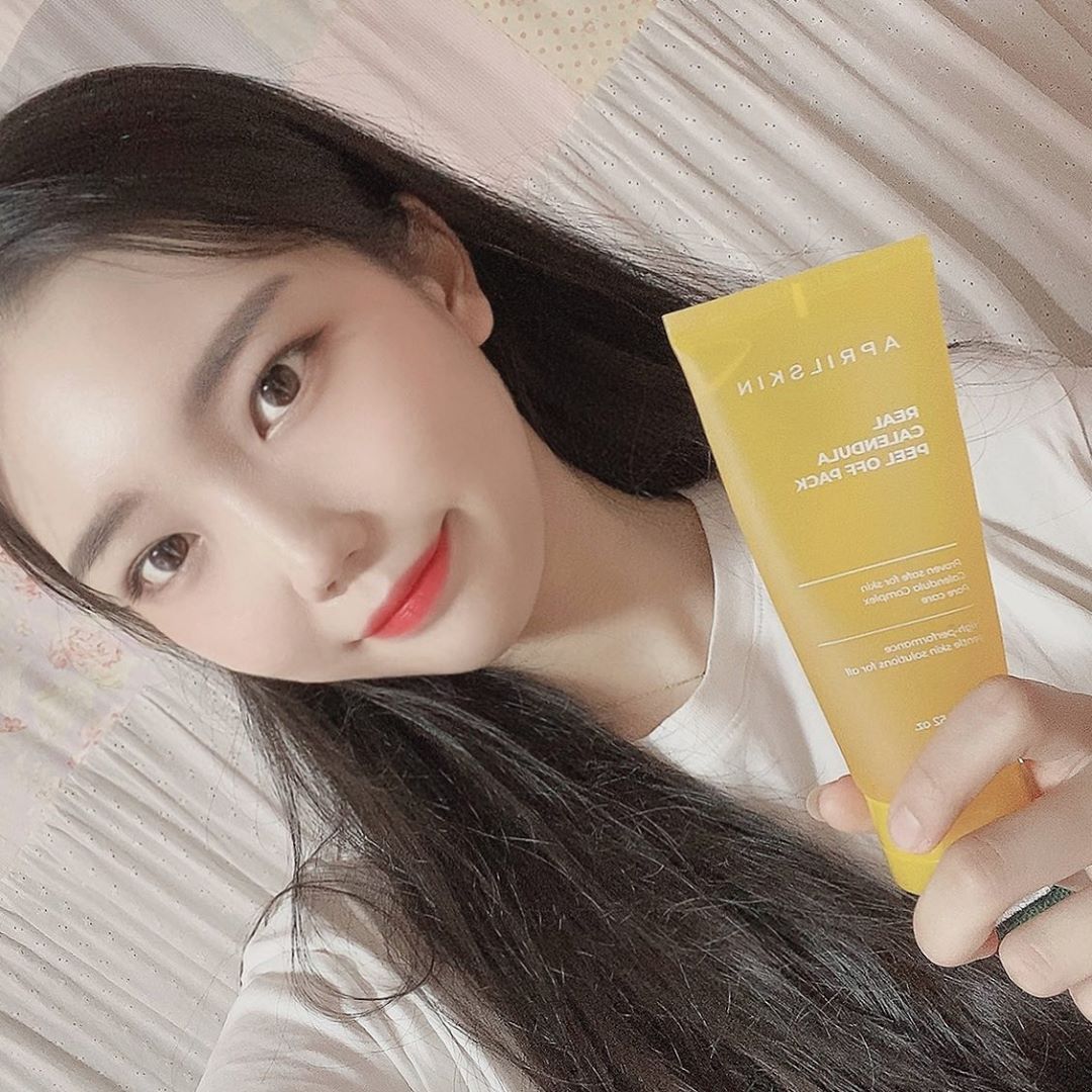 서영 ¹⁹ on Instagram: “리뉴얼된 에이프릴스킨 카란둘라 필 오프 팩 ✨ 화장 전에 사용하는 거