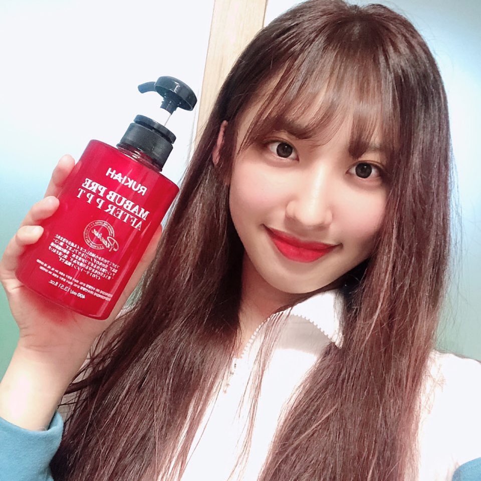 수현 on Instagram: “헹구지 않는 트리트먼트로 머리 감고 난 후 촉촉한 머리에 바르기만하면 헤어 클리닉 끝!! 이주정도 써보았는데 빗자루같은 염색모가 이젠 찰랑찰랑 해졌어요!! 그