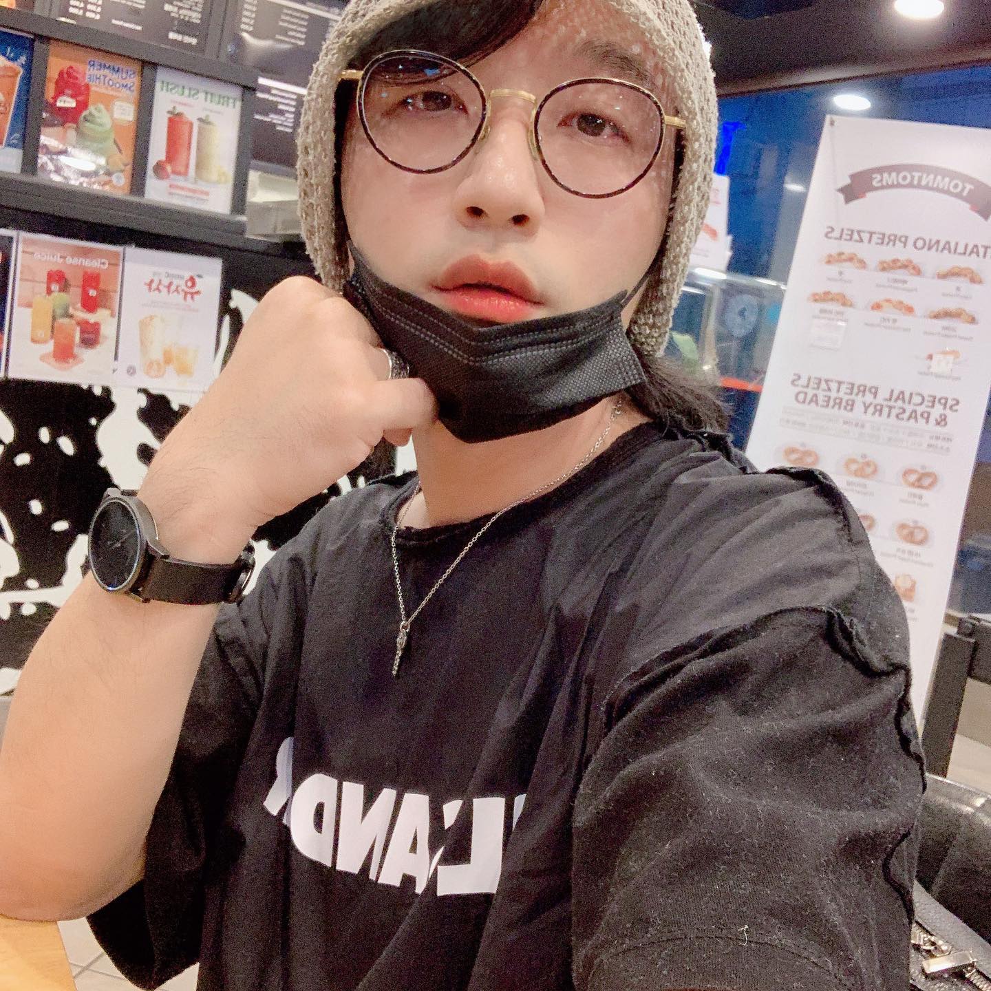 심심심심심...
이럴 때가 아닌뎁
⠀
#좋아요 #오오티디 #안경 #프랭크커스텀 #흔남 #OOTD #데일리룩 #얼스타그램 #셀스타그램 #셀피 #셀카 #커피숍 #잠실새내카페