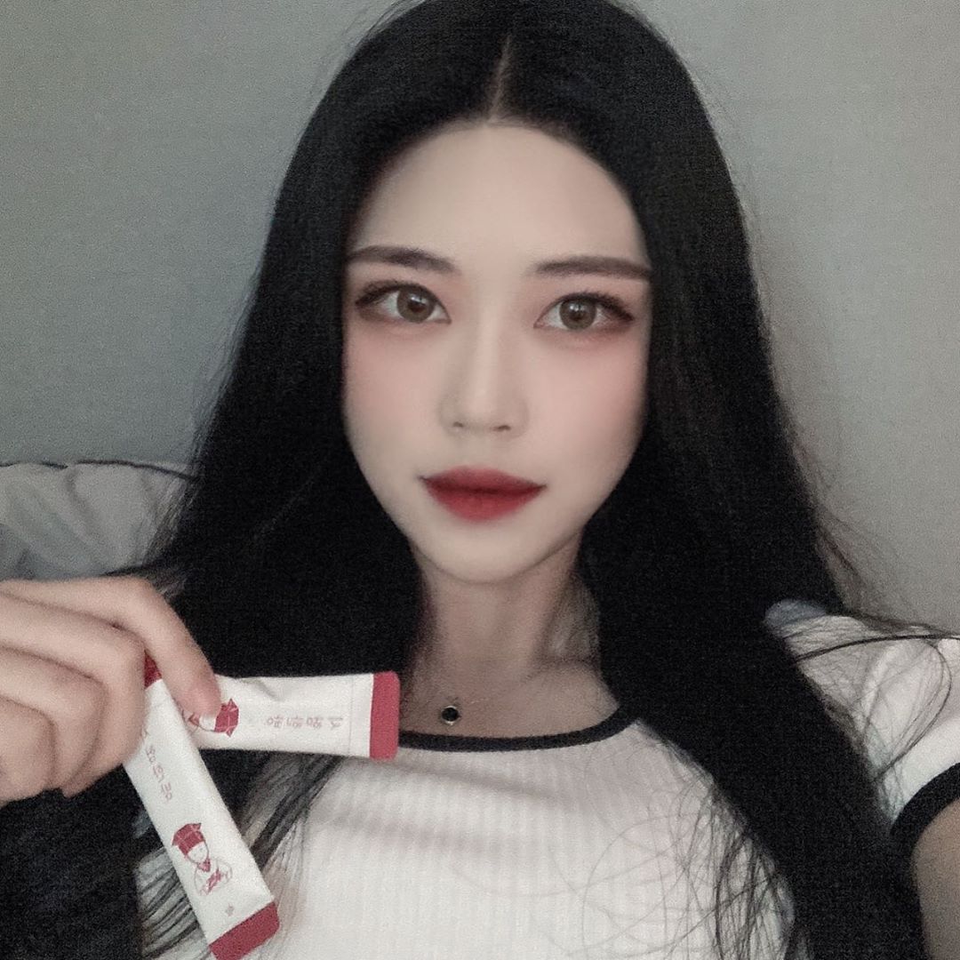 김하나 on Instagram: “시험한방✊🏻🔥 ⠀ 영원히 1학년일 줄만 알았던 제가, 눈 떠 보니 4학년이 됐습니다😂 저를 포함한 주위의 많은 분들이 미래를 생각할 나이가 되고, 또 미래