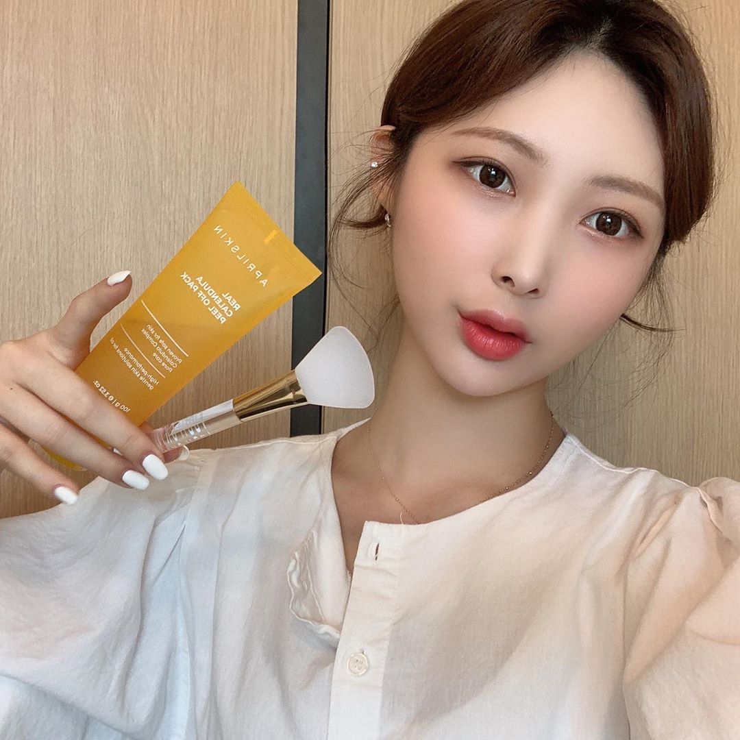 아수주 on Instagram: “팩 안에 진짜 꽃들도 들어있고 향기도 상큼하고 너무 좋아요ㅎ 팩하고 나면 피부 보들보들해져서 화장도 평소보다 더 잘됩니다:))🌼…”